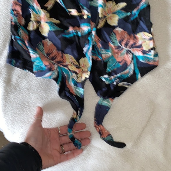 Roxy Beautiful tropical flower tie front button tank top croppy - Picture 2 of 3